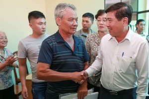 市人委會主席阮成鋒（前右）與民眾交換意見。（圖源：勇方）