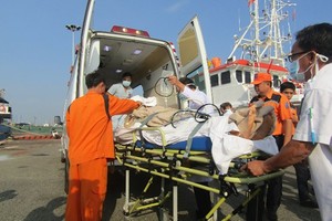 海上旅遊途中突發重病的加拿大籍遊客及時獲救並送上岸繼續接受治療。（圖源：農銀）