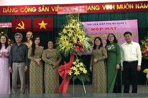 第五郡郡委、人委會及越南祖國陣線委會給婦聯會贈送花籃祝賀。