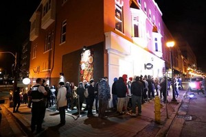 10月17日，加拿大民眾徹夜排長隊，只為等待大麻商店開門。（圖源：互聯網）