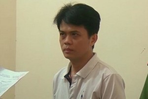 阮清雄在聽法警宣讀拘捕令。（圖源：俊光）