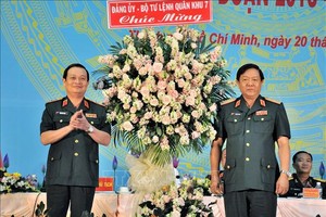 第七軍區政委陳懷忠海軍上將（左）代表第七軍區政委向市司令部贈送鮮花表示祝賀。（圖源：越通社）