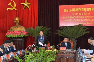 國會主席阮氏金銀在北寧省委辦公廳出席擴大會議並發表講話。（圖源：戰勝）