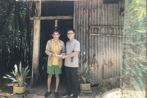 新熙印刷責任有限公司經理梁敬波代表何新權先生將善款轉交給杜文越。