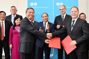 政府總理阮春福見證越南與丹麥企業簽署合作文件。（圖源：越通社）