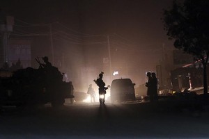 10月20日，在阿富汗喀布爾，安全人員封鎖一處襲擊現場附近道路。（圖源：AP）