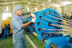 生產出口電信電纜一瞥。