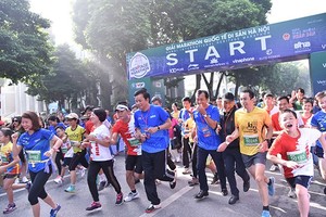 2018年河內國際遺產馬拉松賽出發瞬間鏡頭。（圖源：人民代表報）
