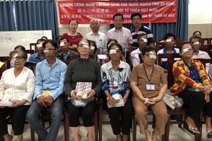 梁萬榮先生(後排右二)及各位熱心人士與剛施手術的貧困視障者合影。