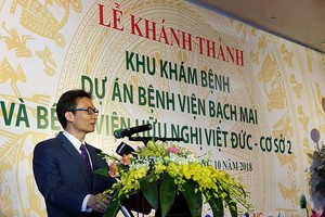 政府副總理武德膽在越德醫院項目所屬第二分院門診部落成典禮儀式上致詞。（圖源：越通社）