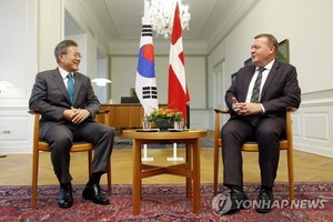 當地時間10月20日，在丹麥哥本哈根克裏斯蒂安堡宮，韓國總統文在寅（左）同丹麥首相拉斯穆森進行交談。（圖源：韓聯社）