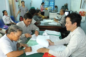 公務員在接見民眾。（圖源：杜鸞）