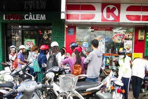 把摩托車停在路邊購物已是司空見慣的景象。