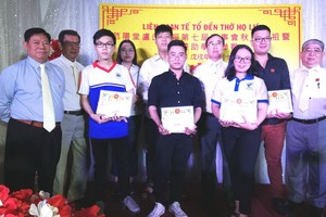 盧氏宗祠各理事與領獎大學生合照。