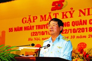 防空空軍軍種司令黎輝詠中將在紀念聚會上發言。（圖源：泰山）