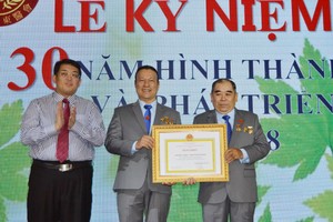 第五郡東運會在發揚古傳醫學與慈善診所贈送施藥活動有傑出成績，獲東醫藥中央會頒贈獎狀。