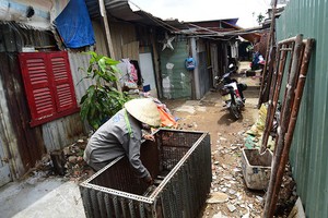 在舊邑郡第五坊第十二街區有多個家庭不敢根據臨時建築許可證來建房。