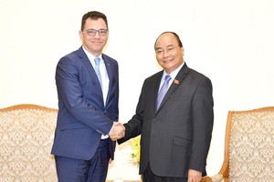 政府總理阮春福（右）接見羅馬尼亞營商環境、商務和創業部長斯特凡‧拉杜‧奧普雷亞。（圖源：光孝）
