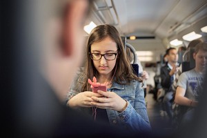 人們在列車上瀏覽因特網變得更加容易。（示意圖源：互聯網）