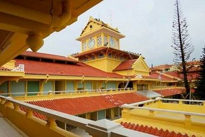 經過維修之後已煥然一新，十分整潔和美觀，但仍保存著建築原貌的平西市場。