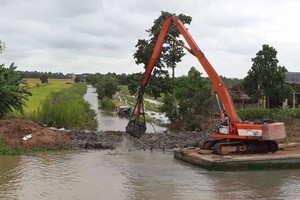 隆安省加固河堤工程，做好潮汛預防準備。（圖源：隆安報）