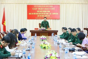 邊防部隊司令部政治主任阮進勝少將在新聞發佈會上發言。（圖源：先鋒報）