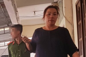 員警將酒駕肇事的女司機阮氏娥押送至派出所。（圖源：黎齋）