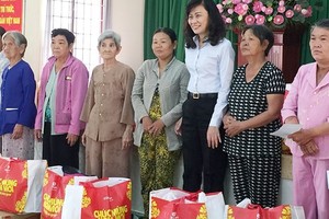 市人委會副主席阮氏秋二〇一八年春節前夕向貧困者贈禮物。