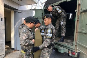 解除共同警備區武裝現場。（圖源：互聯網）