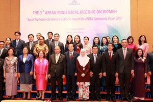 政府總理阮春福（前左五）同各國與會代表合照。（圖源：孟登）