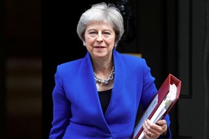 當地時間24日， 英國首相特雷莎·梅離開唐寧街10號首相官邸。（圖源：路透社）