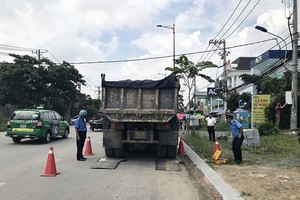 超載重型卡車在禁止時間駛進禁行路段。