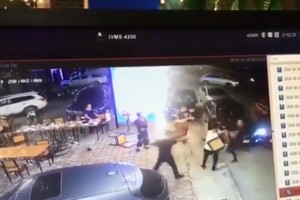 監控視頻錄下的事發過程一瞥。（圖源：視頻截圖）