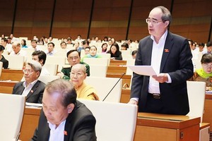 市國會代表團代表阮善仁在會上發言。（圖源：曰鐘）