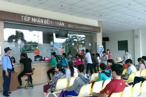 明年擬上調電價學費與醫療費。圖為患者在醫院掛號待診。（示意圖源：互聯網）