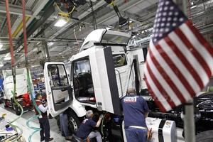 美國商務部當地時間26日公佈的首次預估數據顯示，今年第三季度美國實際國內生產總值(GDP)按年率計算增長3.5%，低於第二季度的4.2%，但略高於市場平均預期的3.4%。（示意圖源：互聯網）