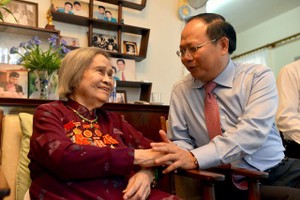 市領導在2017年4月份時探望已故總書記黎筍的夫人阮氏雲。（圖源：越通社）