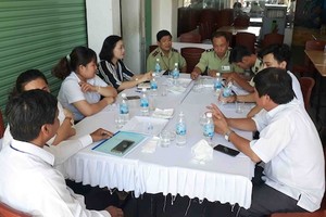 芽莊市聯部門檢查團不時突擊檢查廣告牌違規的商店和違法使用外勞的企業。