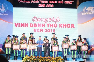 市委宣教處主任申氏舒獎勵大學生榜首。（圖源：市黨部新聞網）