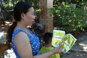 冒充電力人員盜竊財產的騙子交給受害者的“DW.09牌”的處理馬桶堵塞粉。（圖源：阮龍）