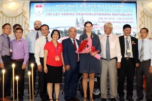 捷克大使館代表Olga Chojnacka（右四）同與會代表合照。