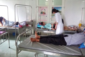 獲送醫院急救治療的部份中毒者。（圖源：日新）