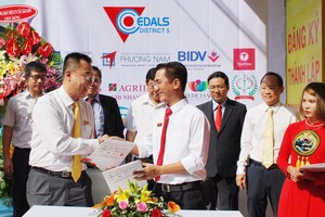 “企業-經營戶登記輔助業務”簽約儀式。