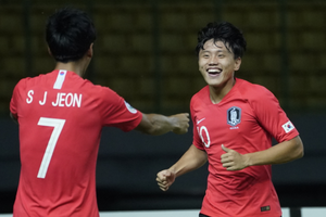 韓國隊Jeon Se-Jin進球後同隊友慶祝。