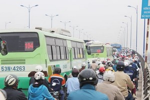 本市巴士與其他各類車輛正共用車道。