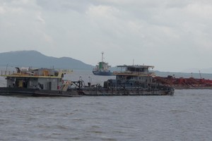 被扣留的非法採沙駁船。（圖源：德勝）