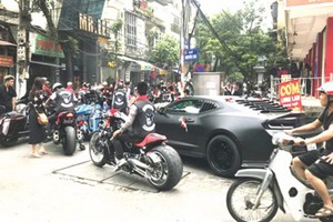 豪車成群結隊迎新娘受熱議。