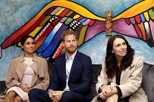 哈利（中）與梅根（左）訪問新西蘭期間，與總理阿德恩（右）會面。（圖源：AP）