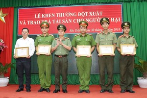 滀臻省公安廳副廳長阮明玉（左三）向偵破案件調查工作作出貢獻的個人頒發獎狀。（圖源：文德）