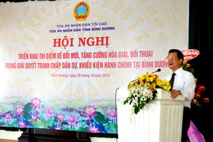 最高人民法院副院長黎鴻光在會議上發表講話。